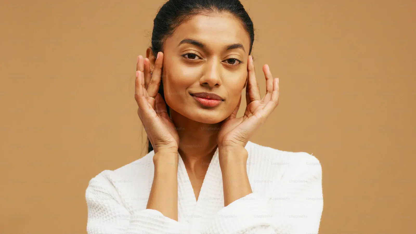 Labeled anatomical diagram of the hip region — pelvis, glute medius, glute minimus, iliac crest, hip dip zone — showing what training and padding can change