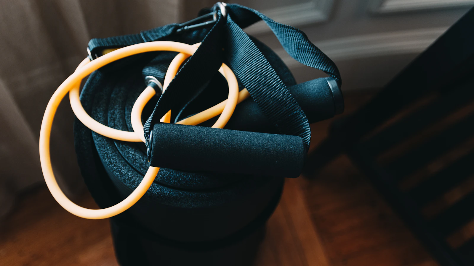 Animated demo of a banded clamshell — side-lying, band above the knees, top knee opens slowly while the hips stay stacked