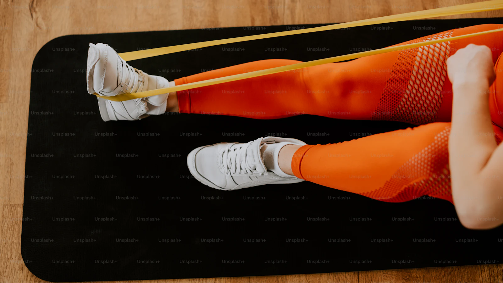 Animated demo of a fire hydrant — on hands and knees, lift one leg out to the side with knee bent to 90 degrees, squeeze the side glute at the top